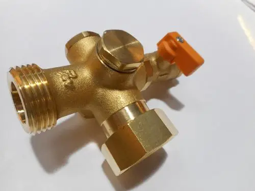 Winkelstück aus Messing mit mehreren Anschlussmöglichkeiten. Die Marke Remeha ist auf dem Produkt deutlich sichtbar.